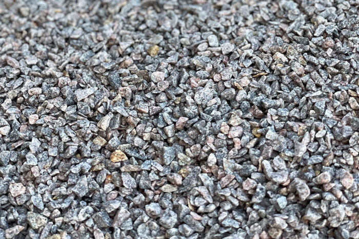 Närbild på makadam 2-5 mm, lämpligt för dränering, grusgångar och finare markarbeten.
